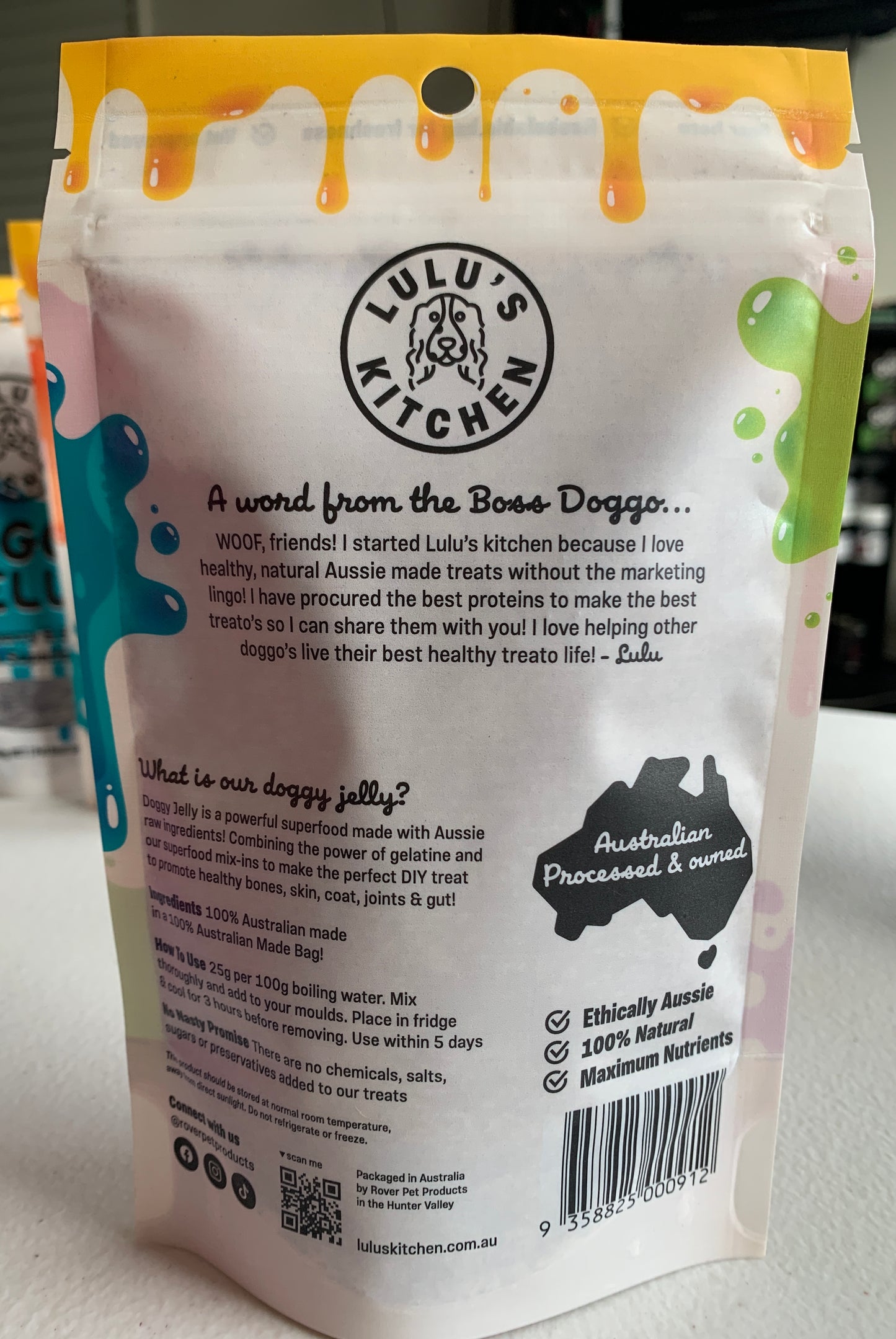 The "Lulu's Kitchen Doggy Jelly - Blueberry & Blue Spirulina" package highlights wholesome ingredients, like antioxidant-rich blue spirulina. With colorful accents and ethical sourcing logos, this nutritious blend ensures your pup enjoys the best care in every bite.